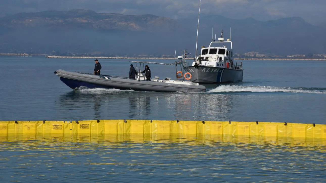 Θαλάσσια ρύπανση στον Πειραιά – Προανάκριση για τον εντοπισμό του υπαιτίου