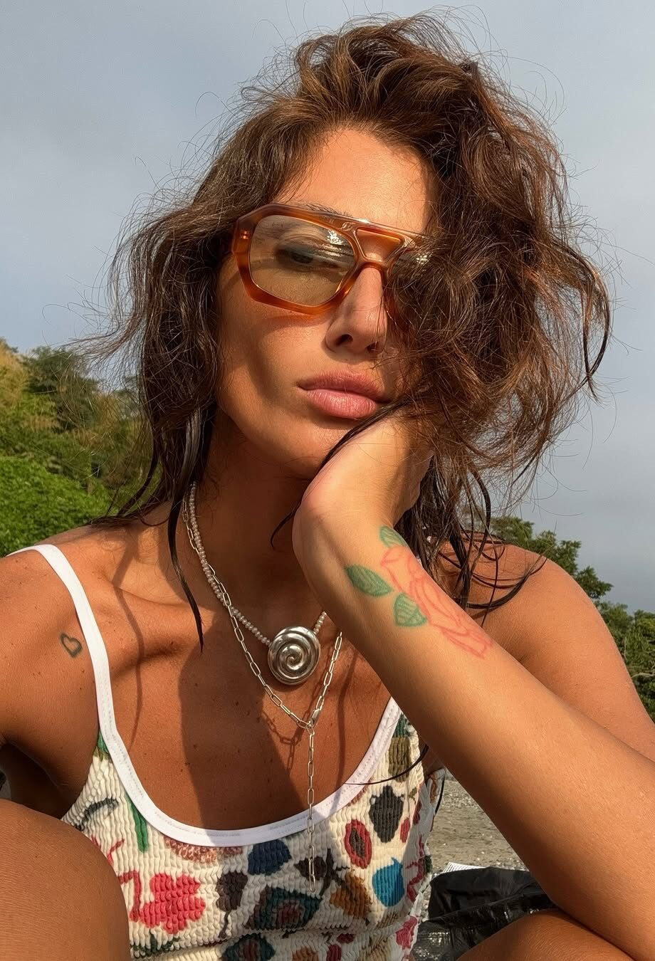 7 αντηλιακά μαλλιών απαραίτητα για την παραλία