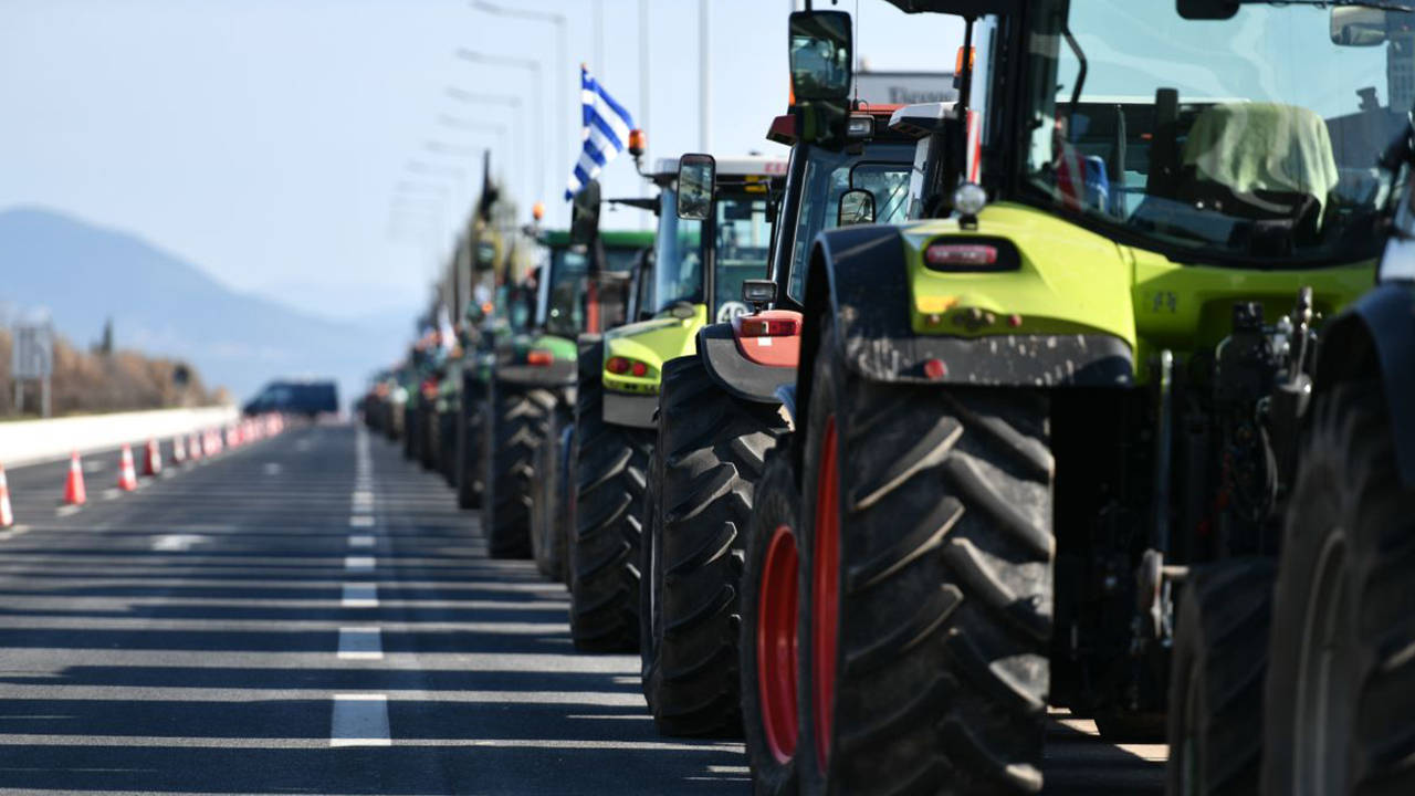 «Είμαστε χιλιάδες, δεν εκφοβιζόμαστε»: Οι αγρότες απαντούν αγωνιστικά στο τελεσίγραφο και τις απειλές της κυβέρνησης