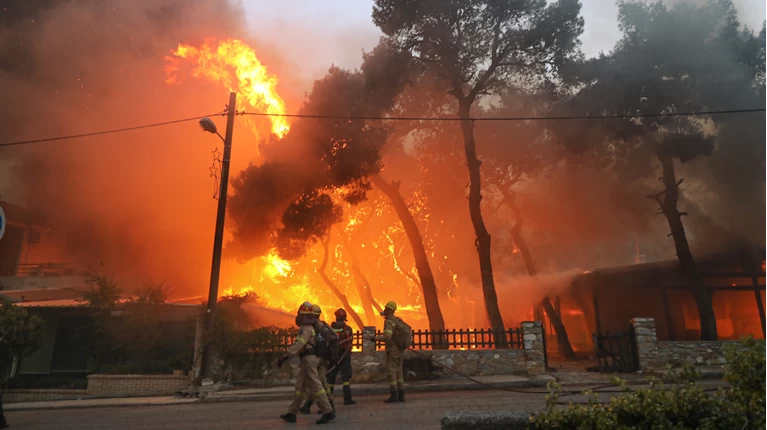 Πυροσβέστες μάχονται με τις φλόγες στη Βαρυμπόμπη